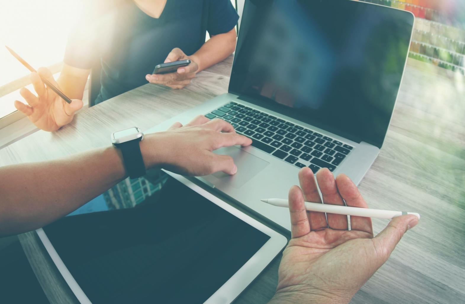 Wissenschaftliche Darstellung eines künstlichen neuronalen Netzes